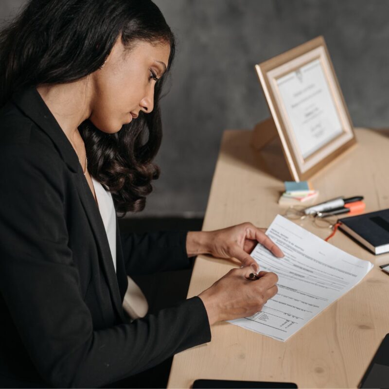 Advogada fazendo contrato de um imóvel de leilão Advogada fazendo contrato de um imóvel de leilão